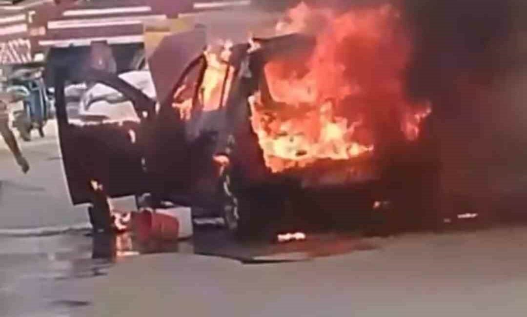 Bursa’da park halindeki otomobil alev alev yandı BURSA'DA PARK HALİNDEKİ ARAÇ ALEV ALEV YANDI.