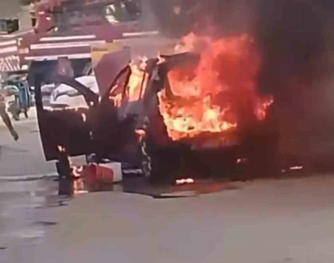 BURSA'DA PARK HALİNDEKİ ARAÇ ALEV ALEV YANDI.