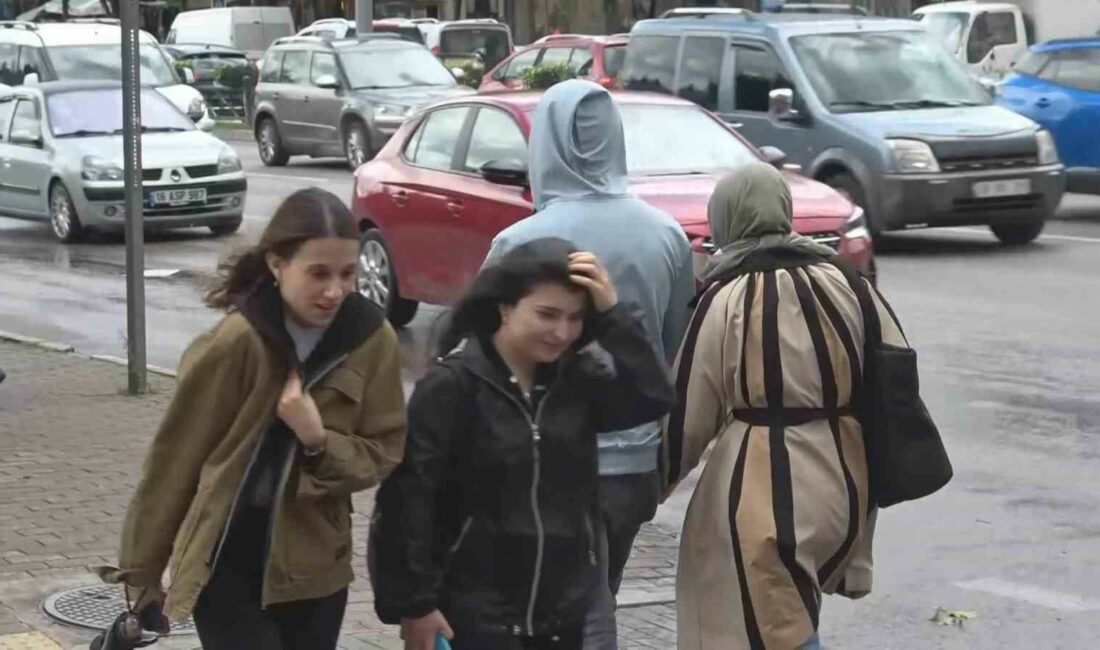 Bursa’da rüzgar etkili oldu BURSA’DA SERT ESER RÜZGAR HAYATI OLUMSUZ ETKİLEDİ. VATANDAŞLAR YÜRÜMEKTE ZORLUK