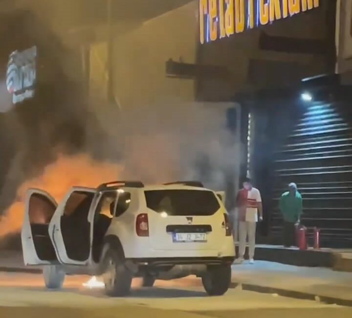 Bursa’da bir otomobil yanarak kullanılamaz hale geldi Bursa'da seyir halindeki bir otomobil yanarak kullanılamaz hale geldi.