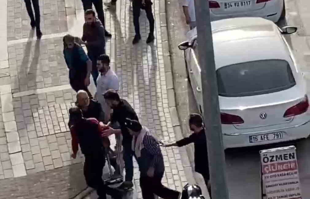 Bursa’da seyyar satıcıların kavgası kamerada Bursa’da seyyar satıcıların kavgası kameraya yansıdı.