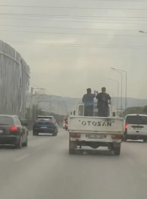 Bursa’da tehlikeli halay kamerada Bursa’da iki kafadarın kamyonet kasasındaki tehlikeli halayı başka bir sürücünün