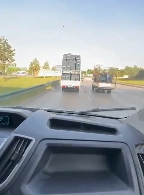 BURSA'DA TEHLİKELİ TAŞIMACILIK TRAFİKTEKİ BAŞKA BİR SÜRÜCÜNÜN KAMERASINA YANSIDI.