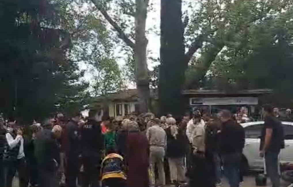 Bursa’nın en işlek caddesinde yolun karşısına geçmeye çalışan iki yayaya