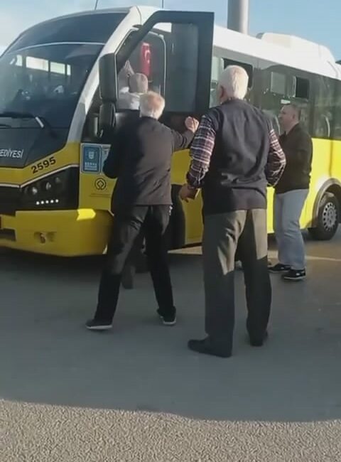 Bursa’da minibüs sürücüleri birbirine girdi Bursa’da minibüs sürücüleri birbirine girdi.