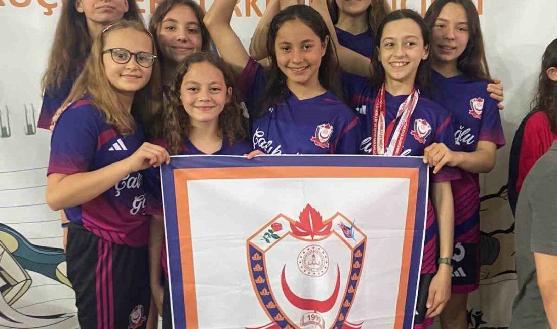 Bursalı kızlar Türkiye Şampiyonu SABİHA KÖSTEM ORTAOKULU ÖĞRENCİLERİ, KIZLAR YÜZME ŞAMPİYONASINDA TÜRKİYE ŞAMPİYONU OLDU.