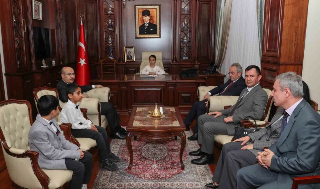 Bursa’nın çocuk valisi makamına oturdu ÇOCUK BAYRAMI DOLAYISIYLA DEMİRTAŞ'IN YERİNE VALİLİK MAKAMINA GÜLHANIM KARASU İLKOKULU