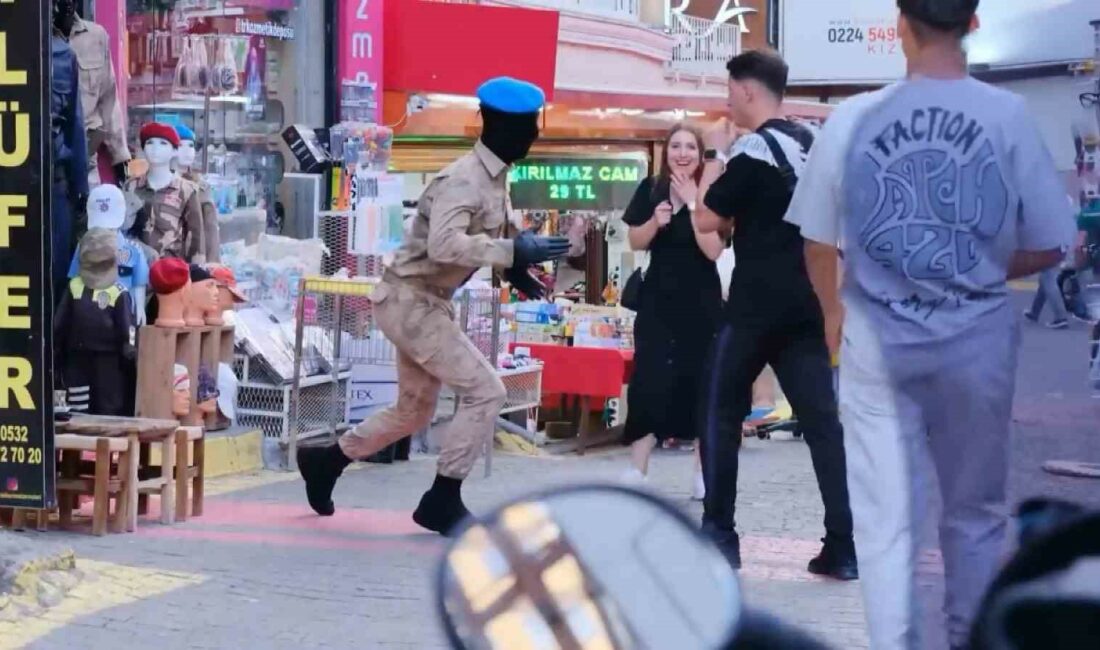 BURSA’DA BİR GENÇ CANSIZ MANKEN KILIĞINA GİRİP YOLDAN GEÇENLERİ KORKUTARAK