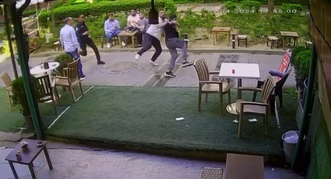 Bursa’da esnaf, polisten kaçan şüpheliyi böyle yakaladı Bursa’da bir esnaf, polisten kaçan şüpheliyi böyle yakaladı.