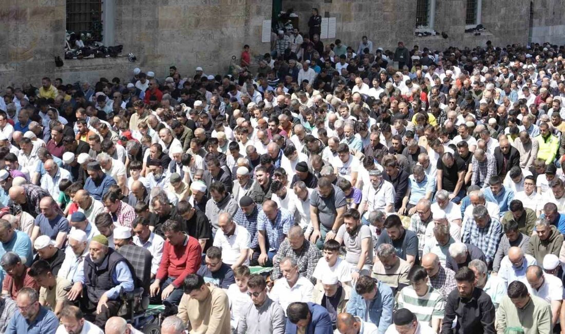 RAMAZAN BAYRAMI'NDA CUMA NAMAZINI TARİHİ CAMİLERDE KILMAK İSTEYEN VATANDAŞLAR, BAŞTA