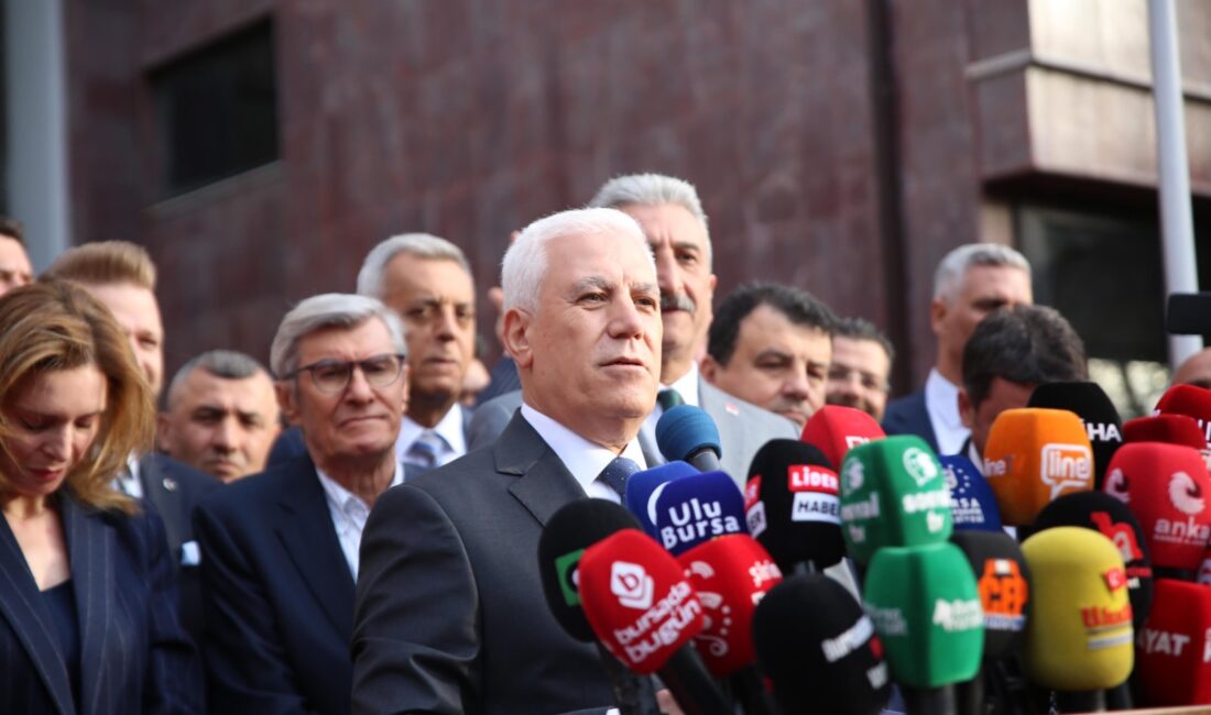 Başkan Bozbey mazbatasını aldı BURSA BÜYÜKŞEHİR BELEDİYE BAŞKANI MUSTAFA BOZBEY, MAZBATASINI ALDI. BAŞKAN BOZBEY,