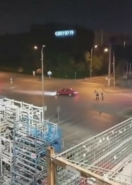 Dakikalarca böyle drift attı BURSA'DA GECE SAATLERİNDE BOŞ ALAN BULAN SÜRÜCÜ, DAKİKALARCA DRİFT ATTI.