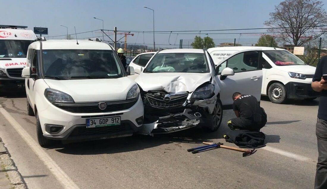 BURSA’DA SEYİR HALİNDE OLAN OTOMOBİLİNİN DİREKSİYONUNDA BİLİNCİNİ KAYBEDEN SÜRÜCÜ, 3