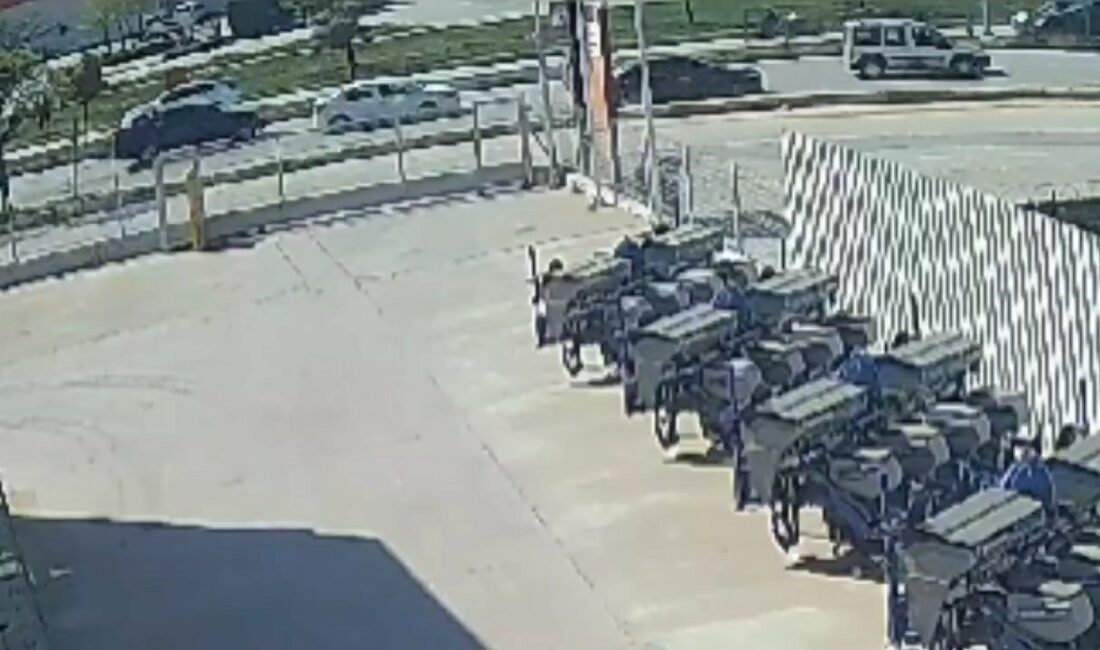 Düz yolda takla atan kamyonet güvenlik kamerasında BURSA'NIN İNEGÖL İLÇESİNDE MEYDANA GELEN KAZADA, KONTROLDEN ÇIKAN KAMYONETİN DÜZ