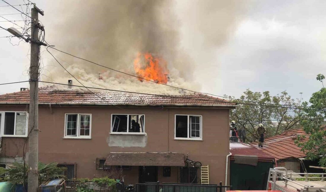 Evin çatısı alev alev yandı, dumandan 2 kişi etkilendi BURSA’NIN GEMLİK İLÇESİNDE BİR EVİN ÇATISI ALEV ALEV YANDI.