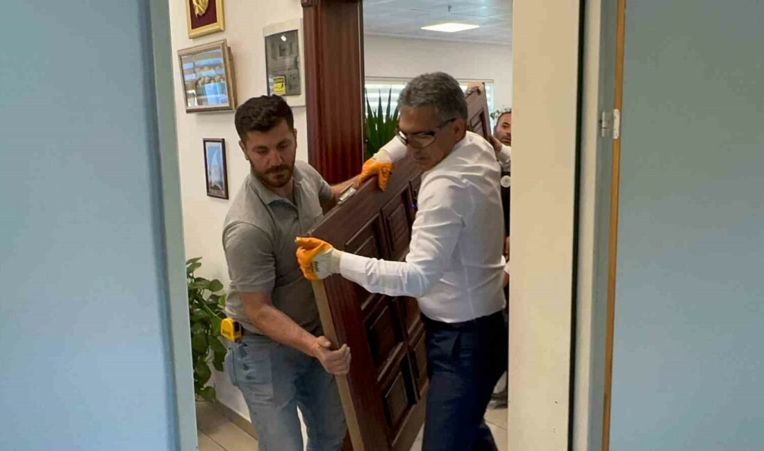 Gemlik Belediye Başkanı Deviren makam kapısını söktü Gemlik Belediye Başkanı Şükrü Deviren, makam kapısını söktü.