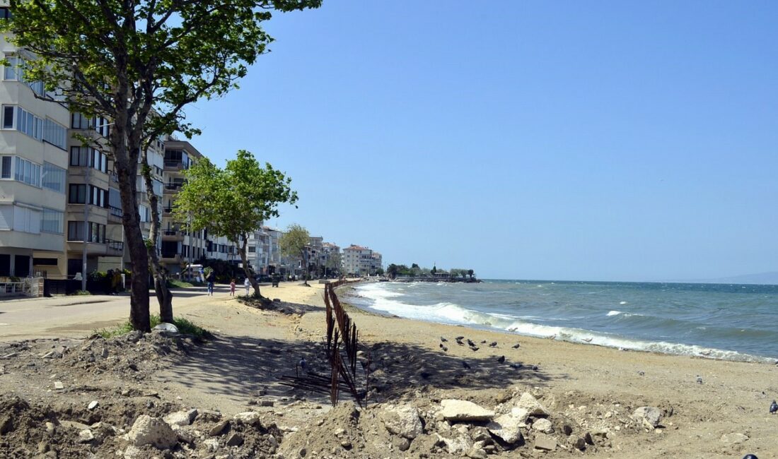 Güzelyalı sahil düzenlemesi esnaf ve vatandaşı çileden çıkardı MUDANYA İLÇESİNİN GÜZELYALI MAHALLESİNDE DEVAM EDEN SAHİL DÜZENLEMESİ, ESNAFI VE