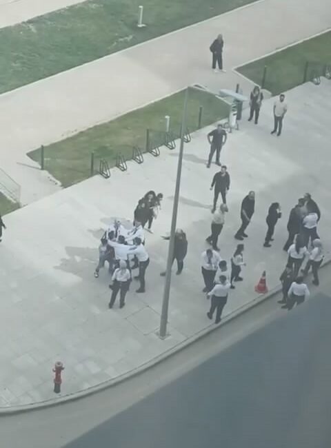 Bursa’da hastane bahçesinde tartışan iki aile, bahçeyi ringe çevirdi.