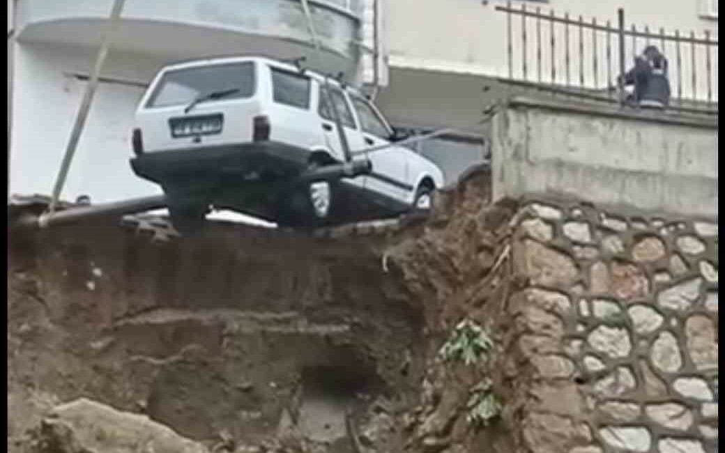 Heyelan sonrası uçurumun kenarındaki otomobiller böyle kurtarıldı HEYELAN SONRASI UÇURUMUN KENARINDAKİ OTOMOBİLLER BÖYLE KURTARILDI