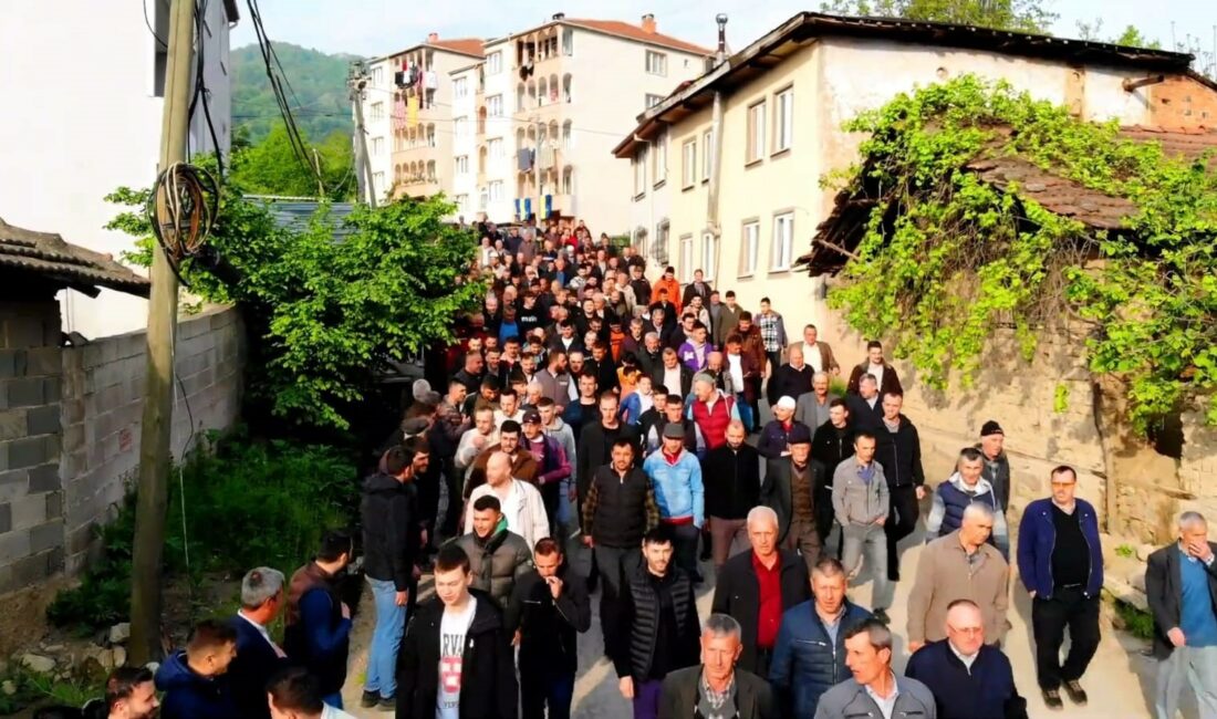 İnegöl’de 1 kilometrelik bayramlaşma BURSA İNEGÖL'DE CERRAH MAHALLESİ SAKİNLERİ, GELENEKSEL HALE GELEN TOPLU BAYRAMLAŞMA