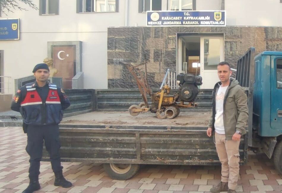 JASAT hırsızı kıskıvrak yakaladı JANDARMA DEDEKTİFLERİ (JASAT) BURSA İLİNİN KARACABEY İLÇESİNDE HIRSIZLIK YAPAN ŞAHSI