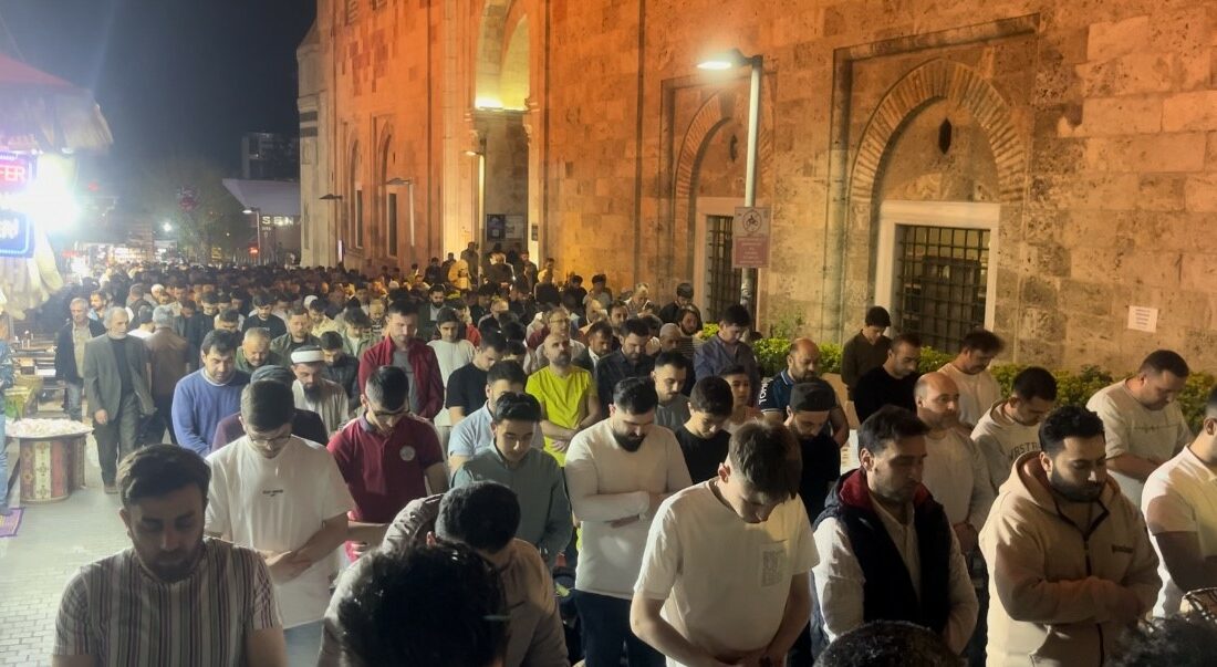 Kadir Gecesi’nde Ulu Camii doldu taştı KADİR GECESİ’NDE ULU CAMİ DOLDU TAŞTI