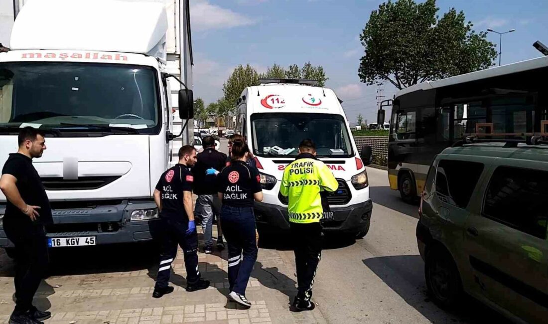 Kafa kafaya çarpıştılar: 4 yaralı BURSA'NIN İNEGÖL İLÇESİNDE KAFA KAFAYA ÇARPIŞAN 2 OTOMOBİLDE 4 KİŞİ