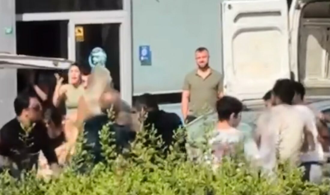 Bursa’da kargocular ile müşteriler birbirlerine girdi Bursa’da kargocular ile müşteriler arasında çıkan kavgada bir kişi bıçakla