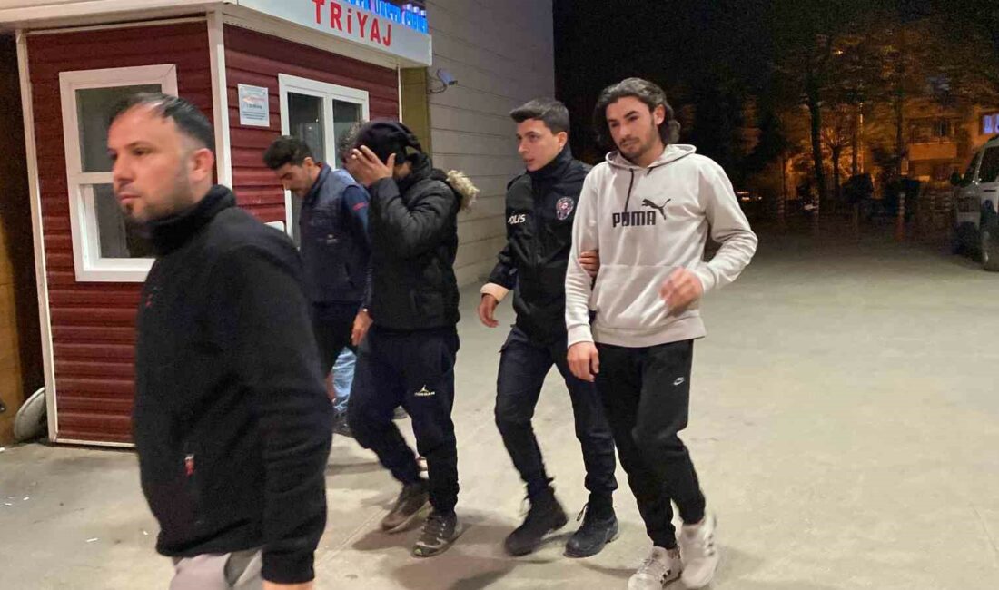 Bursa’da kavga eden kaçak göçmenler yakalandı Bursa'nın İnegöl ilçesinde kavga ederken yakalanan kaçak Suriyeliler sınır dışı