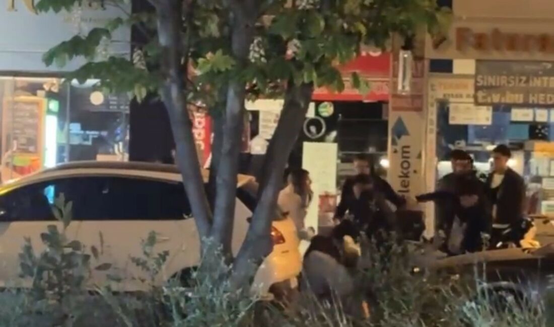 Bursa’da kavgaya tutuşan gençler caddeyi ringe çevirdi BURSA'DA GENÇLER ARASINDA KIZ MESELESİ NEDENİYLE ÇIKAN TARTIŞMA KAVGAYA DÖNÜŞTÜ.