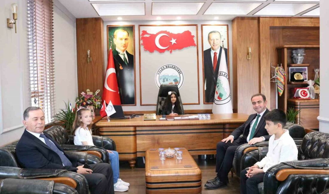 KELES BELEDİYE BAŞKANI ALİ DOĞRU, 23 NİSAN’DA KOLTUĞU ÇOCUKLARA DEVRETTİ.