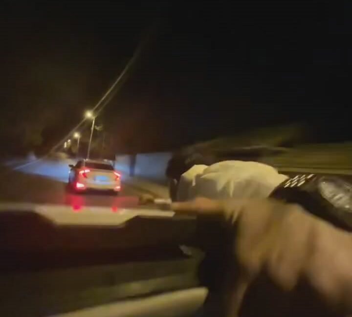 Bursa’da bir genç otomobilde “Superman” taklidi yaptı Bursa'da otomobilde "Superman" taklidi yapan genç, yürekleri ağza getirdi.