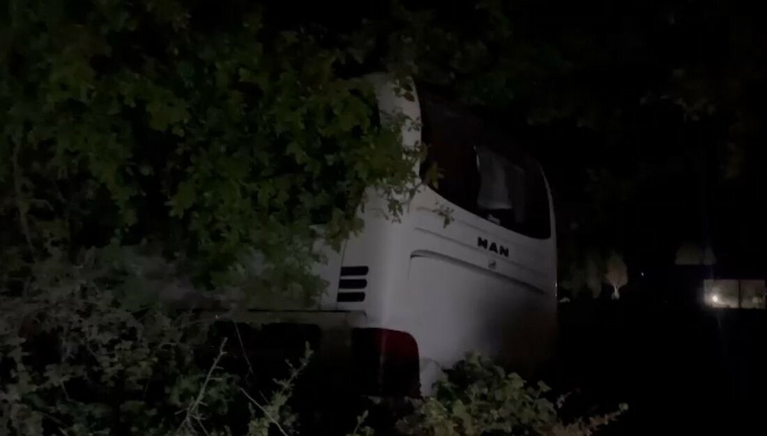 Kontrolden çıkan otobüs araziye uçtu, sürücü yaralandı BURSA'DA SÜRÜCÜSÜNÜN KONTROLÜNDEN ÇIKAN SERVİS OTOBÜSÜ YOLDAN ÇIKIP AĞAÇLIK ALANA