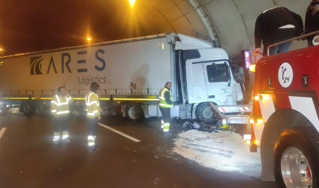 Bursa’da kontrolden çıkan tır tünelde duvara çarptı Bursa’da kontrolden çıkan tır tünelde duvara çarptı.