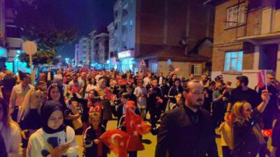 MAHALLE SAKİNLERİ GELENEĞİ BOZMADI, 23 NİSAN COŞKUYLA KUTLANDI