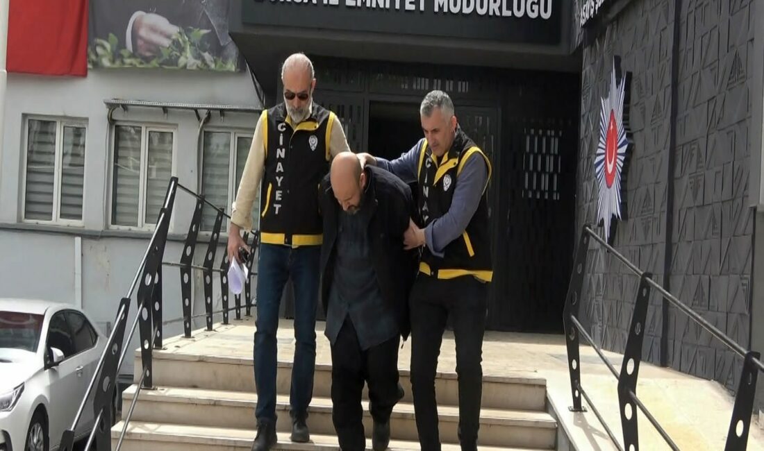 Bursa’da kavgayı ayırmak isteyen kişi bıçakla öldürüldü Bursa'nın Yıldırım ilçesindeki bir markette, kasiyerle müşteri arasındaki kavgayı ayırmak