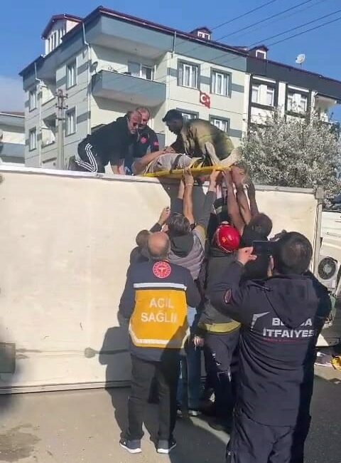 Bursa’nın İnegöl ilçesinde minibüs ile çarpışan kamyonetin devrilmesi sonucu meydana