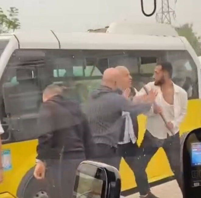 Bursa’da minibüs şoförleri birbirine girdi Bursa'da minibüs şoförleri, yol verme meselesi yüzünden kavga etti.