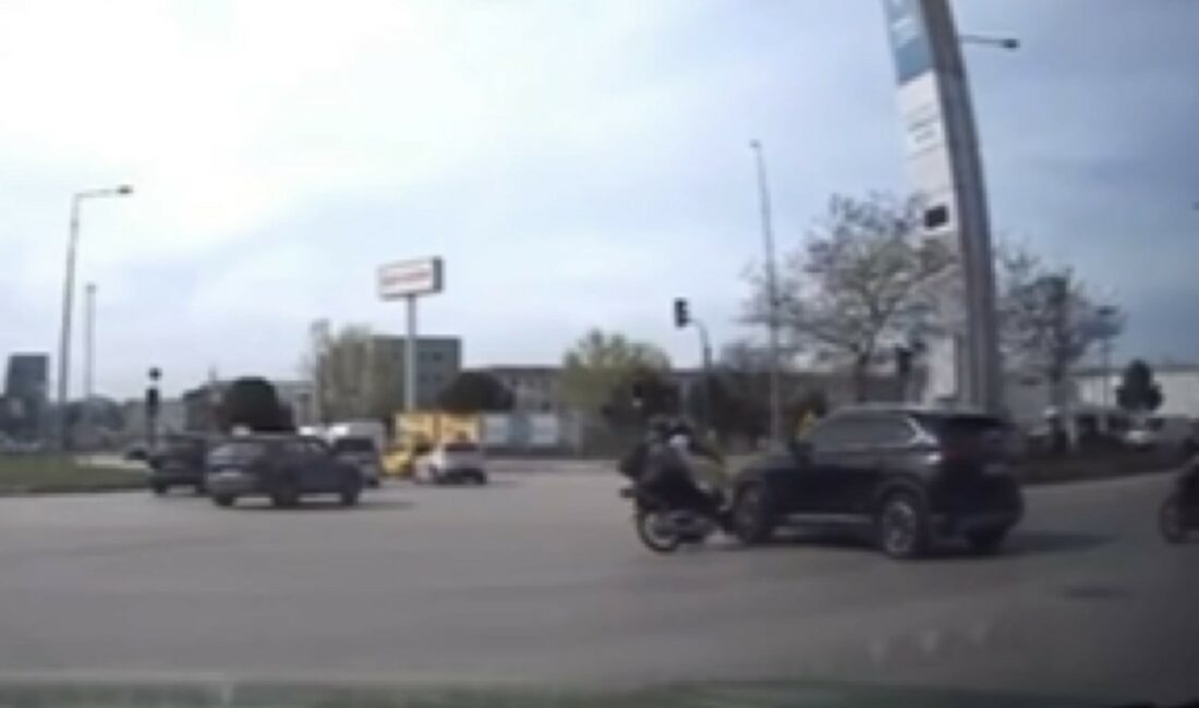 Bursa’da motosikletli TOGG’a çarptı Bursa'da bir motosikletli TOGG’a çarptı.