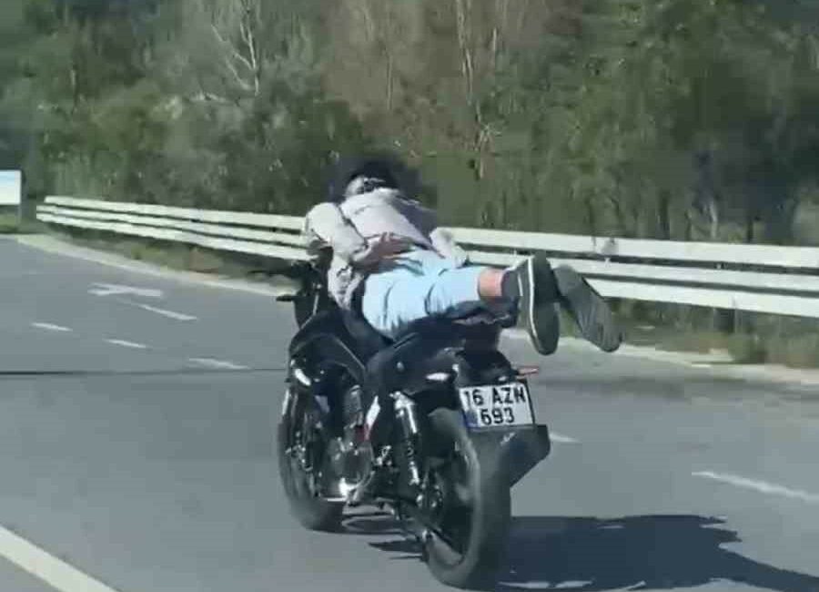 Motosikleti yatarak kullanan sürücüye ceza kesildi BURSA'DA MOTOSİKLETİ YATARAK KULLANAN ADAY SÜRÜCÜYE 45 CEZA PUANI VE