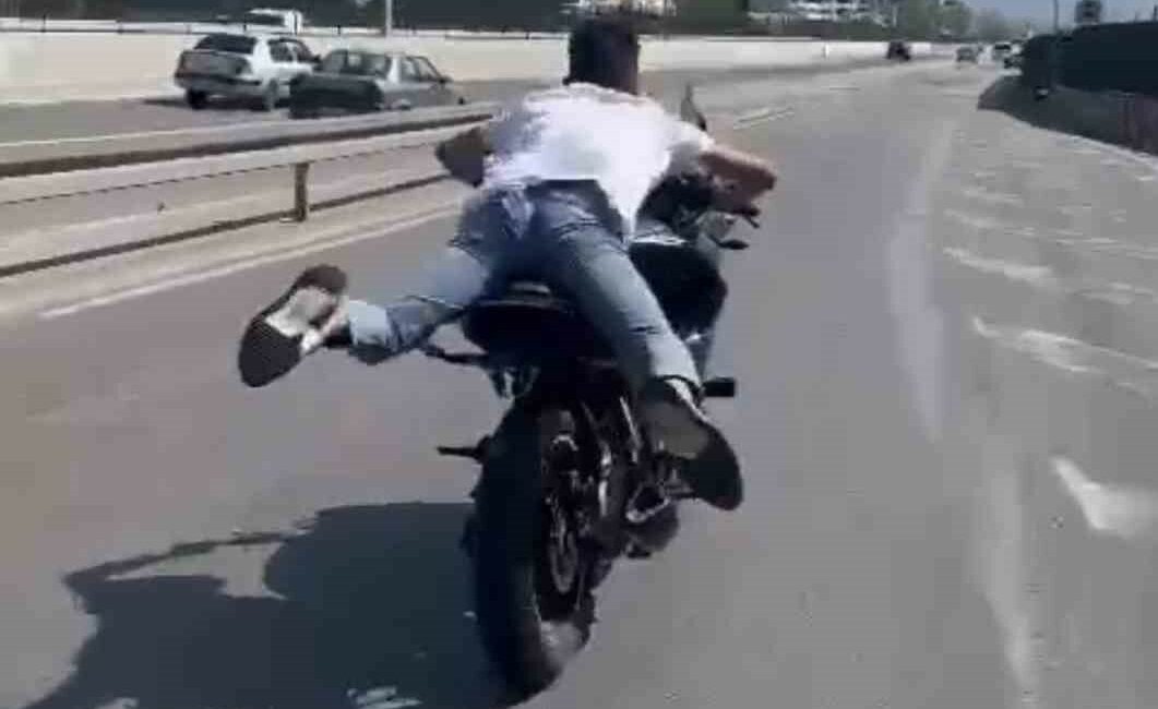 Bursa’da motosikleti yatarak kullanan genç canını hiçe saydı Bursa'da motosikleti yatarak kullanan genç canını hiçe saydı.