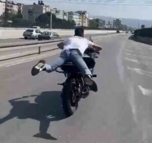 Bursa’da motosikleti yatarak kullanan genç canını hiçe saydı Bursa'da motosikleti yatarak kullanan genç canını hiçe saydı.