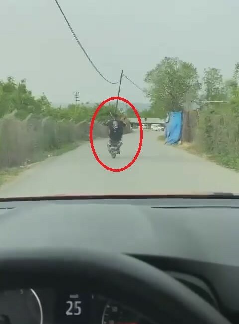 Motosikletiyle ön kaldırdı, kayarak yere düştü BURSA’DA BİR MOTOSİKLET SÜRÜCÜSÜ TALİ YOLDA ÖN KALDIRARAK İLERLEDİ. TEK