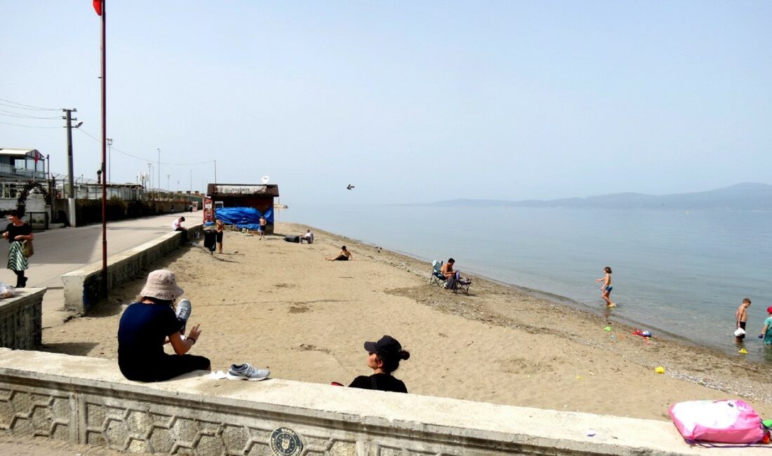 BURSA’DA HAVALARIN ISINMASINI FIRSAT BİLEN AİLELER MUDANYA SAHİLLERİNE AKIN ETTİ.