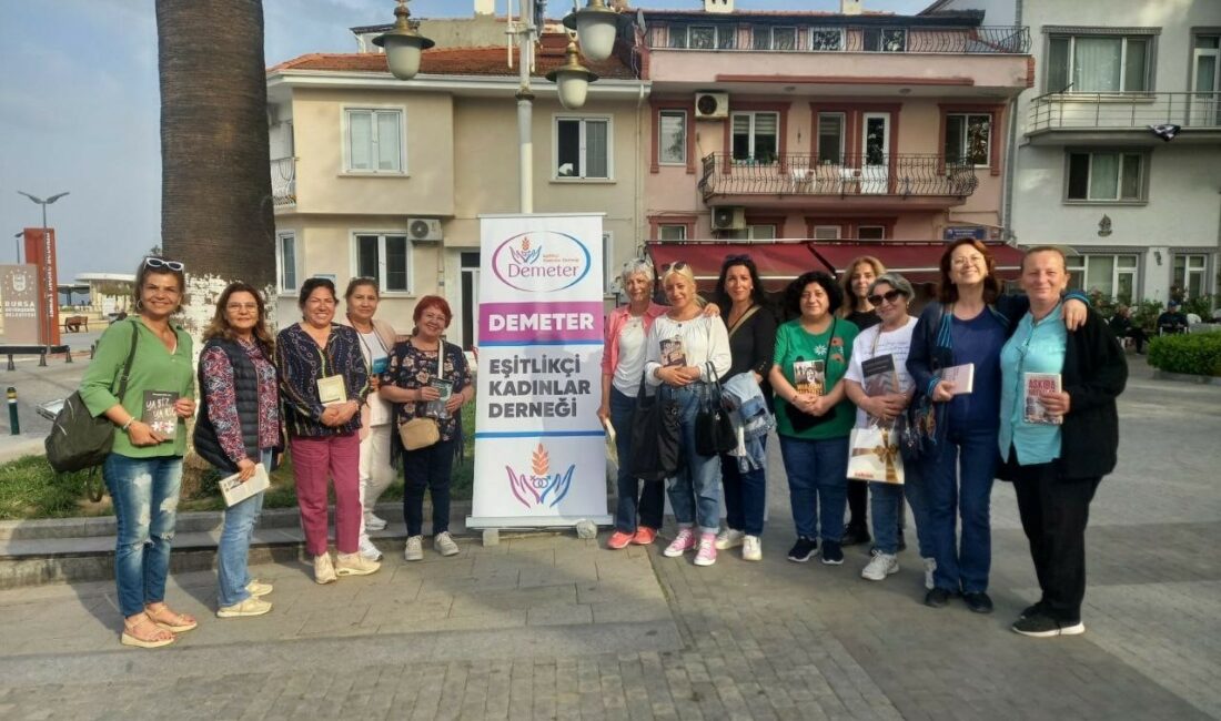 Mudanya’da “Kitabını al da gel” meydanı doldurdu MUDANYA’DA VATANDAŞLAR KÜTÜPHANELER HAFTASINDA, KİTAP OKUMAYA TEŞVİK AMACIYLA “KİTABINI AL