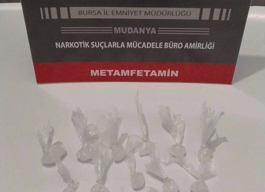 BURSA'DA POLİSİN ŞÜPHE ÜZERİNE DURDUĞU ARAÇTA 13 PAKET HALİNDE SATIŞA