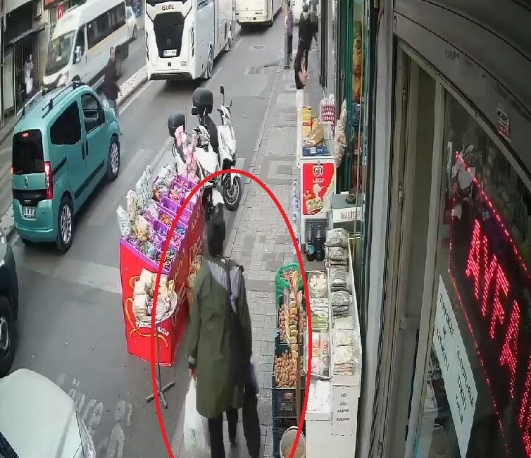 Müşteri gibi geldi, zeytin bidonunu alarak gözden kayboldu BURSA’DA DÜKKAN ÖNÜNDE DURAN ZEYTİN BİDONLARINI GÖREN KADIN, ÖNCE MÜŞTERİ