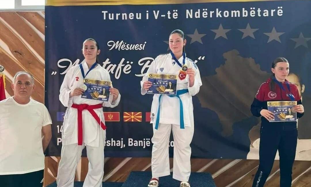Nilüferli karateciler madalyalarla döndü NİLÜFER BELEDİYESPOR KULÜBÜ SPORCULARI, KOSOVA’DA DÜZENLENEN KARATE MÜSABAKALARINDA ELDE ETTİĞİ
