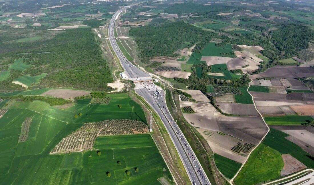 On binlerce insan yollarda İstanbul’a dönmeye çalışıyor GİŞELERDE KİLOMETRELERCE KUYRUK OLUŞTU.