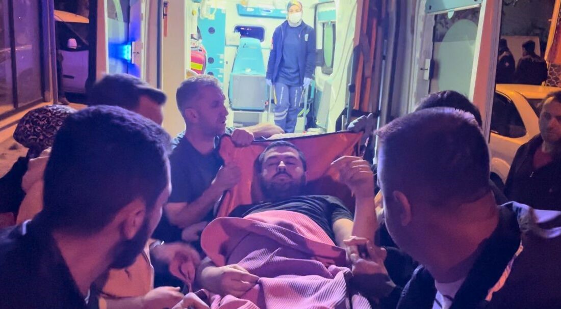 Bursa’da kiracı, iş yeri sahibini silahla yaraladı Bursa’da aralarında husumet bulunan iş yeri sahibi ile kiracı arasında